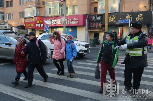 哈爾濱市中小學(xué)開學(xué)首日交警全員上崗 高峰車流增3成