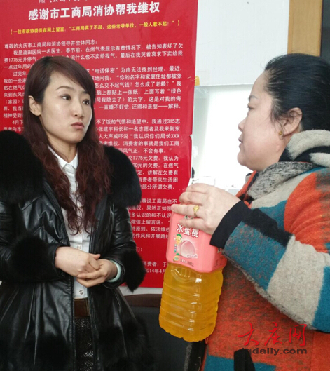 康師傅水蜜桃飲料驚現不明沉淀物 商家稱不知其因（圖）