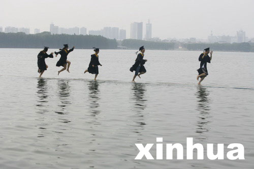 武大學生拍“水上飄”畢業照