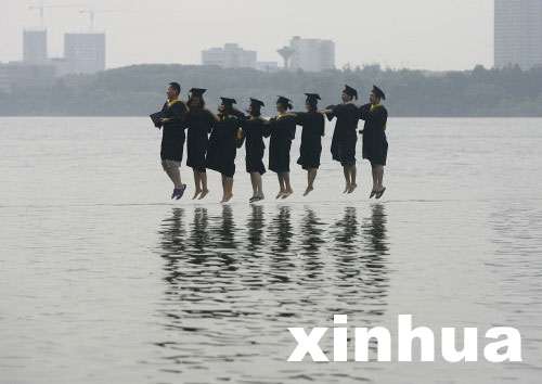 武大學生拍“水上飄”畢業(yè)照