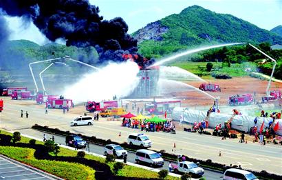 “空地一體”列車翻覆應急救援演練在赤壁舉行