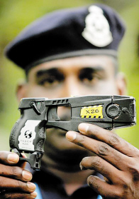 美職棒大聯(lián)盟現(xiàn)驚人暴力 警察開槍擊暈球迷