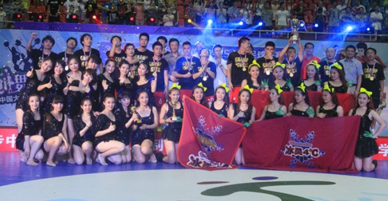 玩轉(zhuǎn)賽場 天天向上：特步足球啦啦隊開創(chuàng)中國校園五人制足球賽事新模式