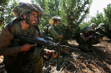Israeli soldiers take up positions as they advance towards Israel-Lebanon border July 20, 2006. Israel's Defence Minister Amir Peretz raised the possibility on Thursday of a ground offensive into Lebanon in its war against Hizbollah guerrillas firing rockets over the border.