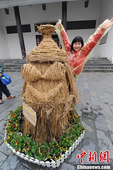 長(zhǎng)沙舉辦稻草人藝術(shù)節(jié) 千款創(chuàng)意稻草人亮相