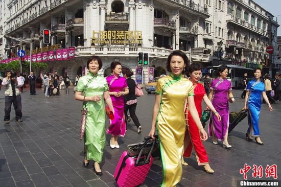 上海街頭中老年旗袍秀 風韻猶存不減當年