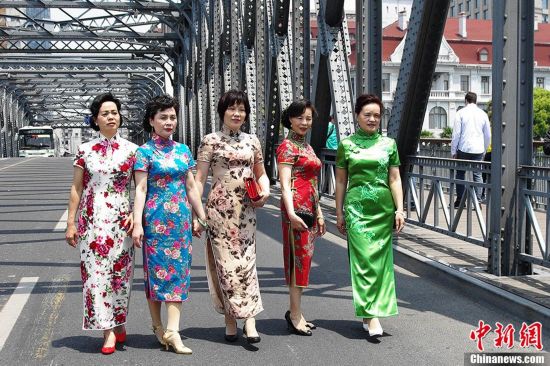 上海街頭中老年旗袍秀 風(fēng)韻猶存不減當(dāng)年