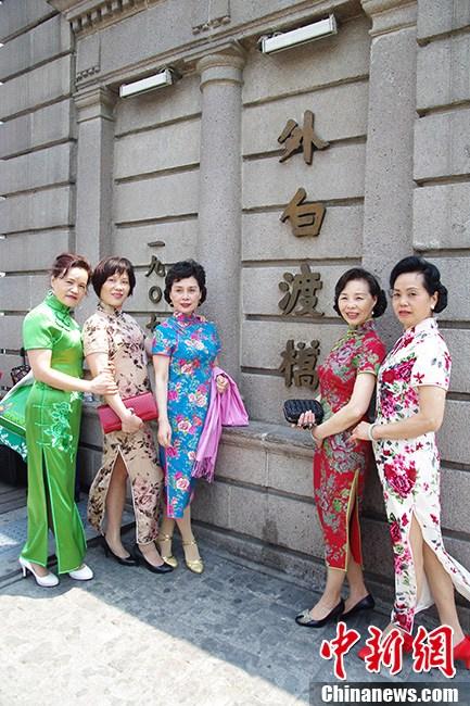 上海街頭中老年旗袍秀 風(fēng)韻猶存不減當(dāng)年