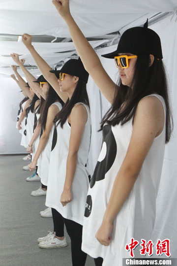 深圳服裝服飾交易會(huì)開幕 現(xiàn)場(chǎng)上演面具美女秀