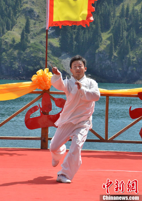 天山武林大會(huì)表演不“對(duì)打” 觀(guān)眾失望：似老人晨練