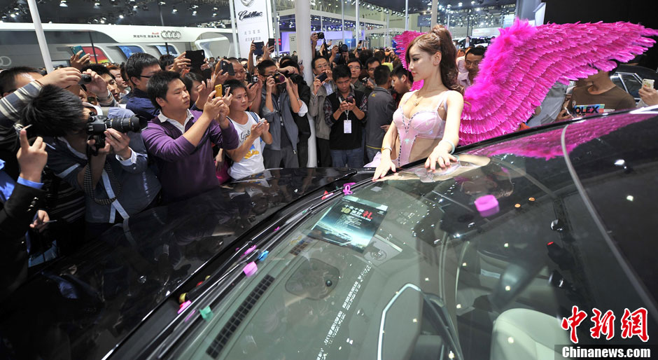 熱辣美模助陣武漢國際車展 性感上演時(shí)尚內(nèi)衣秀
