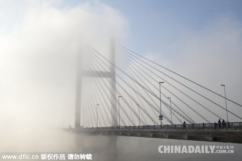 吉林市三月大霧彌漫 行人行走若隱若現