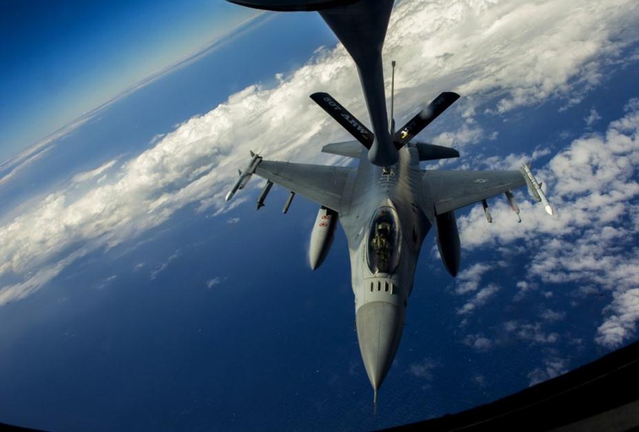 美空軍F-15F-16戰(zhàn)機群飛赴夏威夷參加環(huán)太軍演