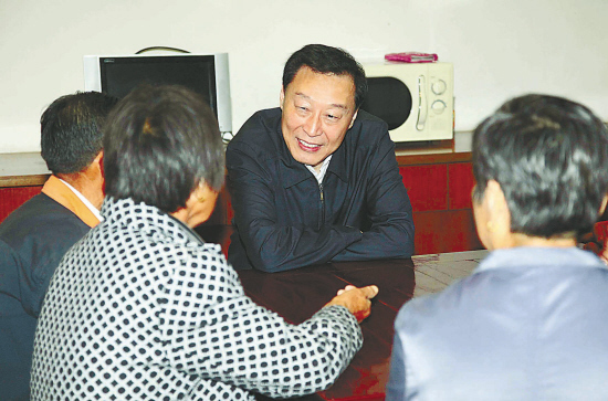 羅志軍在姜堰市沈高鎮(zhèn)沈高村駐村住戶調研