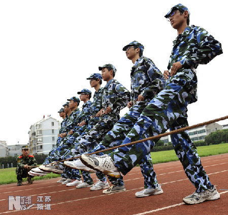 張家港邊檢站為駐地中小學新生義務軍訓