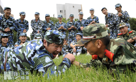 張家港邊檢站為駐地中小學新生義務軍訓