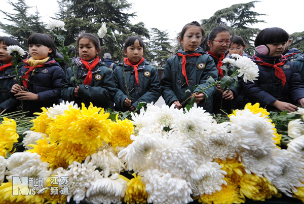 南京舉行國(guó)際和平集會(huì)悼念南京大屠殺30萬(wàn)同胞遇難75周年