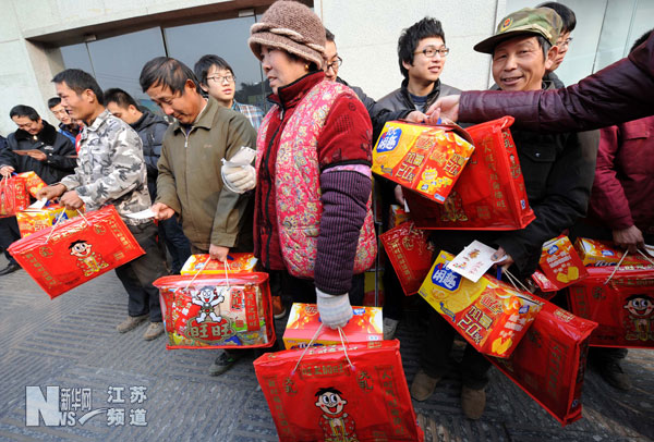 一批農(nóng)民工坐上開往江蘇高郵方向的免費(fèi)專車