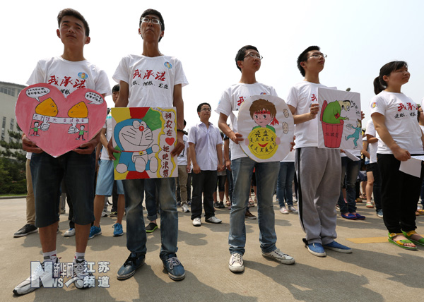 江蘇鎮(zhèn)江：大學(xué)生發(fā)起“愛糧 節(jié)糧 光盤”校園行動(dòng)