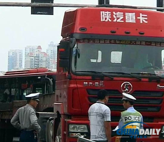 南京:外地貨車違規上橋被查 車外掛一名保安欲逃跑