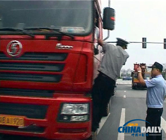 南京:外地貨車違規上橋被查 車外掛一名保安欲逃跑