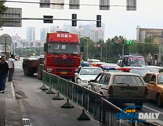 南京:外地貨車違規(guī)上橋被查 車外掛一名保安欲逃跑