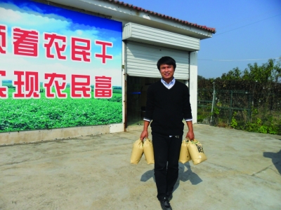 句容大學(xué)生村官不當(dāng)公務(wù)員 幫全村800多戶脫貧