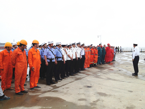 南黃海舉行大規模海上搜救綜合演習