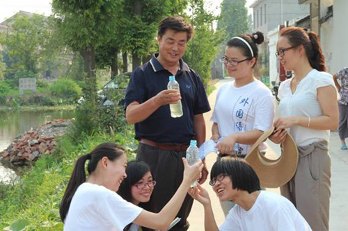 揚州：“大學(xué)生村官助理”給農(nóng)民制定“職業(yè)坐標(biāo)”——揚州大學(xué)：691個團(tuán)隊三下鄉(xiāng)，為新農(nóng)村建設(shè)打造 “職業(yè)農(nóng)民”