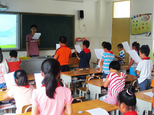 大學(xué)生走進(jìn)小學(xué)普及環(huán)保知識