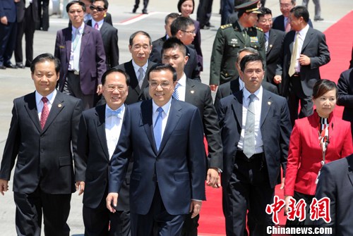 李克強(qiáng)冒酷熱訪港 將宣布內(nèi)地與香港合作新政策