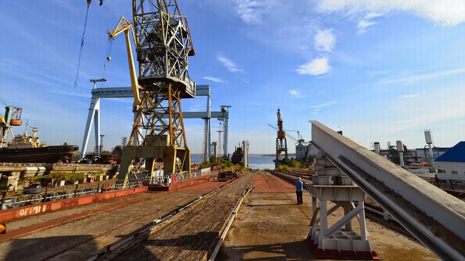 帝國的衰落:曾造出遼寧艦的造船廠如今雜草叢生