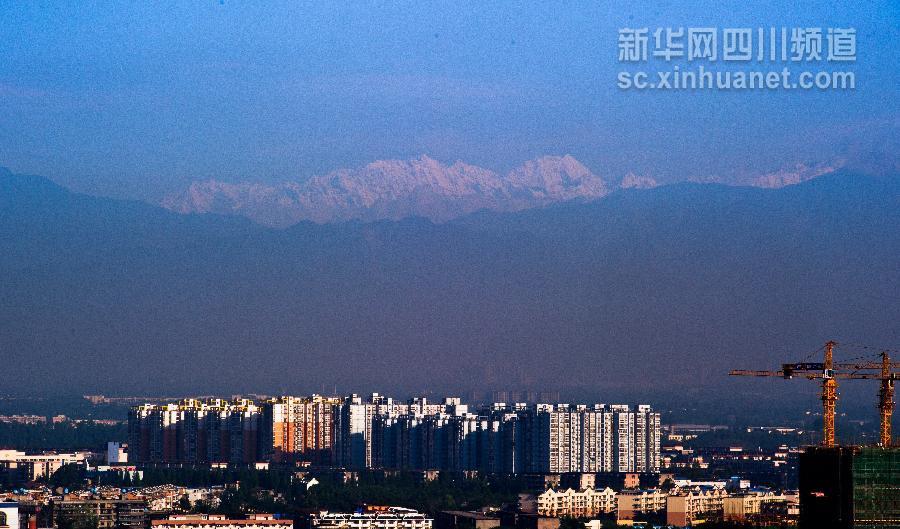成都重現“窗含西嶺千秋雪”美景