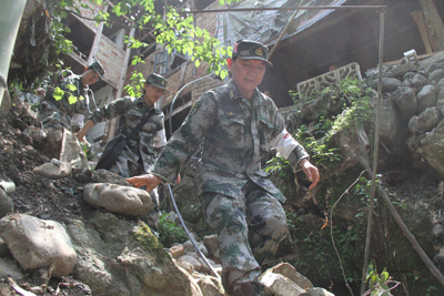 天降軍醫助太平 ——記成都軍區總醫院政委、抗震救災醫療隊隊長姚榕