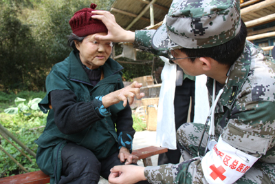 天降軍醫(yī)助太平 ——記成都軍區(qū)總醫(yī)院政委、抗震救災(zāi)醫(yī)療隊(duì)隊(duì)長(zhǎng)姚榕