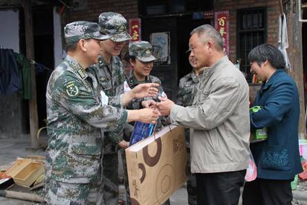 “六一”節前送祝福 醫療隊回訪“地震寶寶”