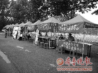 180分就能上大學(xué) 高校倒閉或?qū)⑻崆暗絹?/></p>

<p>近日，一場專門針對高考低分生開設(shè)的自考、成人教育等機構(gòu)選校咨詢活動現(xiàn)場冷清。活動主辦方分析，人流減少與高考生源下降和錄取分數(shù)線降低有關(guān)。楊凡 黃羽萱 攝</p>

<p>180分，就能上大學(xué)</p>

<p>2011年，山東高考專科二批填報志愿資格線和錄取線均為180分。據(jù)統(tǒng)計，自去年我省專科二批分數(shù)線首次降低到200分以下，今年的180分再創(chuàng)歷史新低。</p>

<p>空前降低的分數(shù)線讓一些低分考生心中竊喜，也立即引發(fā)熱議，讀者、網(wǎng)友紛紛對較低的分數(shù)線表現(xiàn)出擔(dān)憂。</p>

<p>山東煙臺的網(wǎng)友“王曉岸”算了一筆賬，“以普通高考滿分750分計，180分的資格線僅占總分的24%。這是喜劇還是悲劇？”網(wǎng)友“悟性”則表示，“本人當(dāng)年高考400多分，專科都望塵莫及，不怪生不逢時，實為現(xiàn)在的教育擔(dān)憂。”</p>

<p>據(jù)了解，今年其他省份也出現(xiàn)了較低的專科錄取分數(shù)線。如安徽省最低錄取控制分數(shù)線劃到了200分，同時線下20分之內(nèi)的考生均可填報降分征集志愿；另外，山西省普通高校招生專科(高職)第三段錄取控制線甚至降到了150分。</p>

<p>記者采訪的高校招生部門和教育主管部門負責(zé)人均認為，高招錄取專科分數(shù)線的降低對學(xué)生而言帶來了更多讀大學(xué)的機會，是件好事。</p>

<p>“目前我們的高等教育走到了大眾化向普及化發(fā)展的轉(zhuǎn)折點。”省教育廳高教處處長宋伯寧介紹，國際上的通行標(biāo)準(zhǔn)是，適齡青年毛入學(xué)率達到15%以上即為進入高等教育大眾化階段，目前我省適齡青年毛入學(xué)率為28%。“我省中長期教育發(fā)展規(guī)劃制定的目標(biāo)是，到2020年普及高等教育，適齡青年毛入學(xué)率達到50%。屆時，只要愿意、有能力接受高等教育的就能接受高等教育。”宋伯寧說。</p>

<p>公辦高校也鬧生源荒</p>

<p>雖然錄取線降到180分的歷史新低，但專科二批投檔表反映出來的另一個現(xiàn)象，卻讓許多專科二批招生院校感到尷尬。</p>

<p>省招考院公布的專科二批一志愿投檔表顯示，省內(nèi)外百余所院校投檔線在200分以下，其中省內(nèi)40所院校投檔線僅為180分。</p>

<p>記者統(tǒng)計還發(fā)現(xiàn)，有36所投檔線為180分的院校一志愿沒有“吃飽”，這就意味著，考生只要達到180分且第一志愿填報這些院校，基本上就能被錄取。這36所院校，以公辦或民辦的高職院校為主。</p>

<p>與往年投檔情況不同的是，今年不少公辦高職和公辦本科層次院校的專科二批招生計劃也開始“吃不飽”。山東科技大學(xué)、煙臺大學(xué)、泰山醫(yī)學(xué)院、魯東大學(xué)、臨沂大學(xué)等院校的專科二批一志愿投檔線也在200分以內(nèi)，有的還踩在180分上。專科二批第一次征集志愿后，雖然缺額較多的主要是民辦高職院校，但文理科均出現(xiàn)了缺額計劃500人以上的公辦高職院校。</p>

<p>“今年的生源危機在預(yù)料之中，但沒想到這么嚴重。”看到專科二批一志愿投檔結(jié)果之后，東營職業(yè)學(xué)院招生就業(yè)處處長張汝山倒吸一口涼氣。張汝山說，他給全省公辦職業(yè)院校的一志愿投檔滿足率情況排了“名次”：東營職業(yè)學(xué)院文理科總計招生3800余人，一志愿投出后缺額900余人，排名第六。</p>
</div>
</div>

<div width=