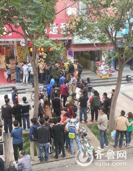 網(wǎng)友稱濟南長清大學城一黑發(fā)廊被砸 警方：正在調查