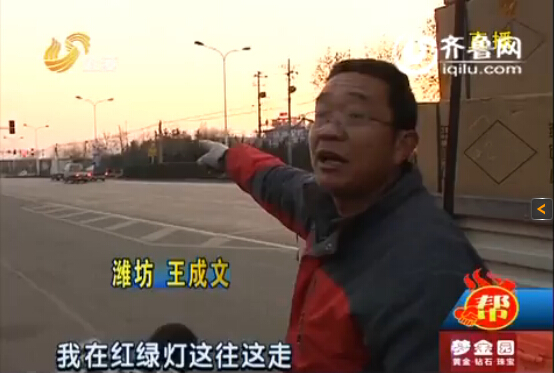 濰坊司機(jī)掉14箱鞋子遭哄搶 拾遺者不舍還鞋現(xiàn)場(chǎng)大哭