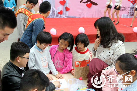 企業高校聯手搭建愛心橋 義演義賣助力濟南山區小學