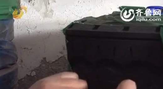 實(shí)拍德州黑作坊里翻新輪胎：舊胎打磨粘新胎面出售