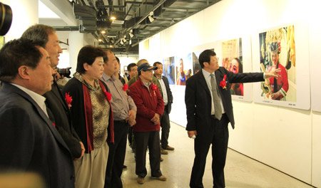 “ 看得見的瞬間---吳思強教授研究生攝影教學師生作品聯展”在山東藝術學院舉行