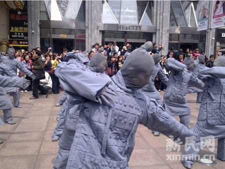 南京東路步行街現“活秦俑”百人方陣