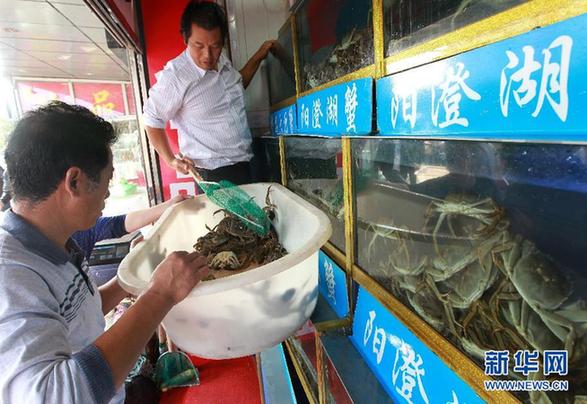 上海市場大閘蟹出現(xiàn)滯銷價格回落