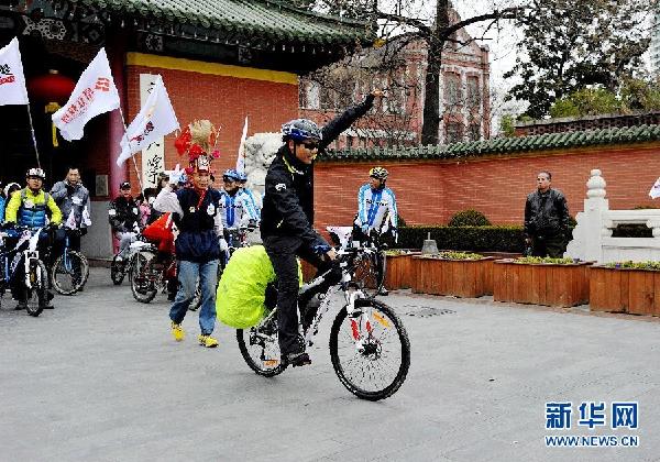 上海一志愿者單騎環(huán)中國(guó)邊境線騎行愛心募款助學(xué)