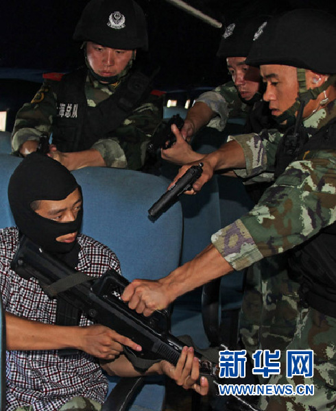 烈日下,武警上海總隊(duì)苦練反劫