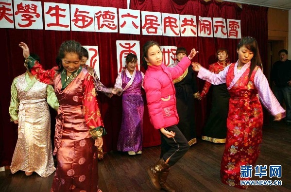 藏族學(xué)生居民小區(qū)鬧元宵