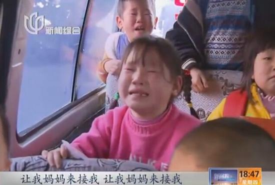 寶山一水果攤貨車當(dāng)校車 8人座面包車塞下14人