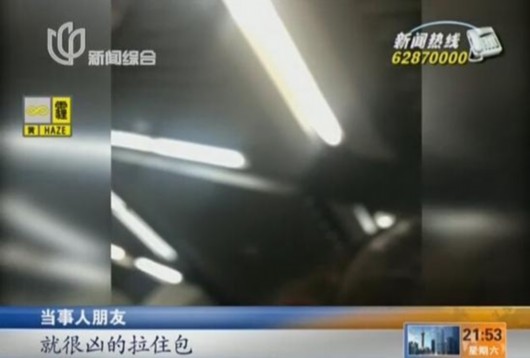 滬地鐵9號(hào)線安檢起沖突 男子打人后躺地耍無賴