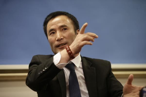 滬民警遭拖行致死目擊者:突左轉 應是油門踩到底